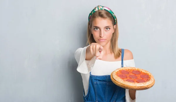 Mulher Bonita Sobre Grunge Parede Cinza Comer Pizza Pepperoni Apontando — Fotografia de Stock