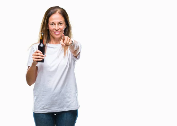 Mujer Hispana Mediana Edad Bebiendo Cerveza Sobre Fondo Aislado Señalando — Foto de Stock