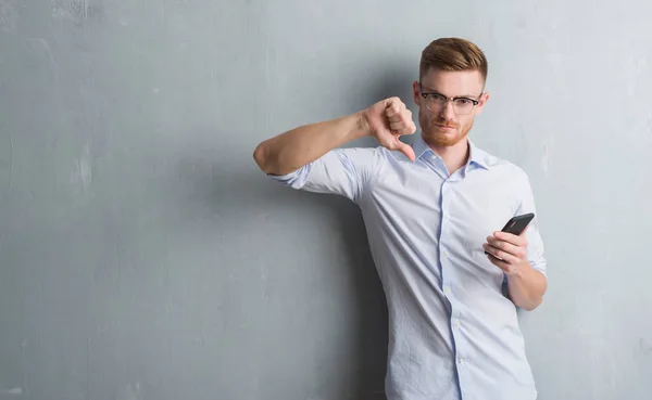 Joven Pelirrojo Sobre Pared Grunge Gris Enviando Mensaje Usando Teléfono —  Fotos de Stock