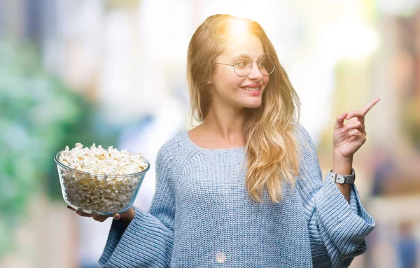 Jonge Mooie Blonde Vrouw Popcorn Eten Geïsoleerde Achtergrond Erg Blij — Stockfoto