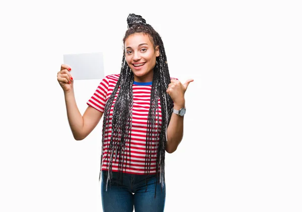 Jovem Afro Americana Segurando Cartão Branco Sobre Fundo Isolado Apontando — Fotografia de Stock