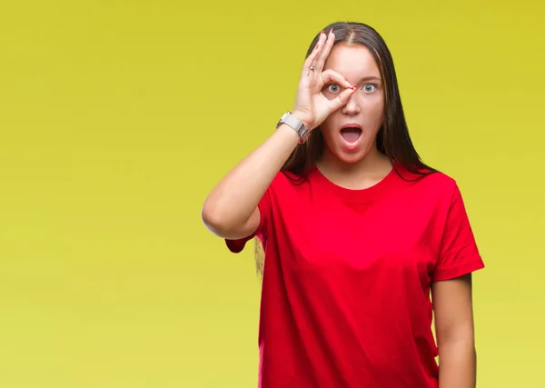 Joven Hermosa Mujer Caucásica Sobre Fondo Aislado Haciendo Gesto Impactado —  Fotos de Stock