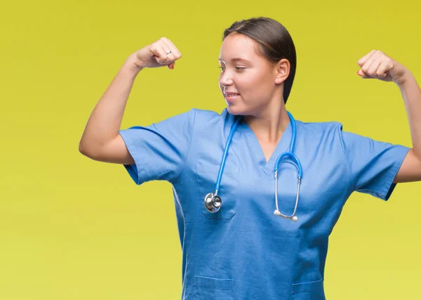 Junge Kaukasische Ärztin Medizinischer Uniform Vor Isoliertem Hintergrund Die Stolz — Stockfoto