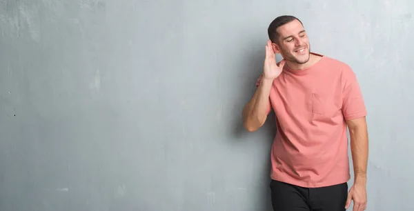 Genç Beyaz Adam Eliyle Bir Işitme Söylenti Dedikodu Için Dinleme — Stok fotoğraf