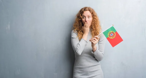 Joven Pelirroja Sobre Pared Grunge Gris Sosteniendo Bandera Portugal Cubrir —  Fotos de Stock