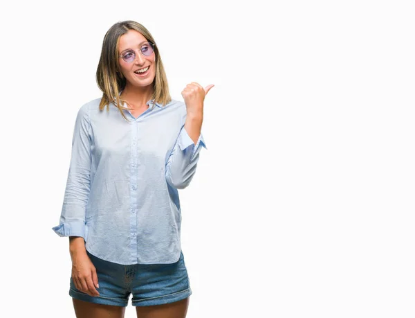 Jeune Belle Femme Portant Des Lunettes Soleil Sur Fond Isolé — Photo