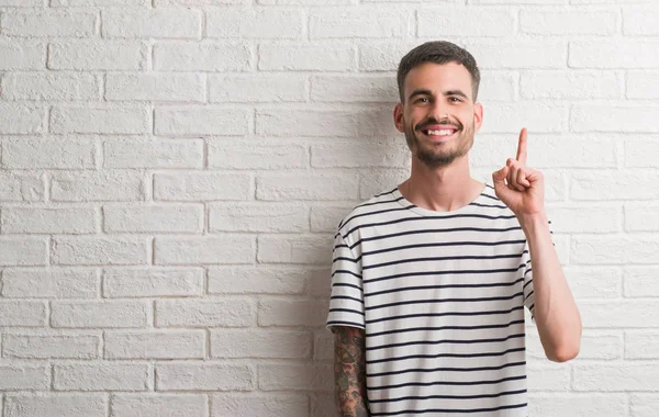 Giovane Uomo Adulto Piedi Sopra Muro Mattoni Bianchi Sorpreso Idea — Foto Stock