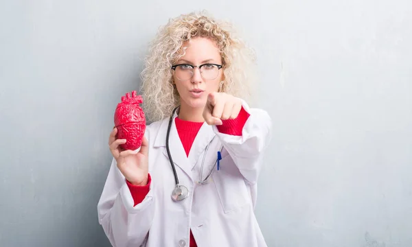 Jovem Cardiologista Loira Médico Mulher Sobre Grunge Parede Cinza Segurando — Fotografia de Stock