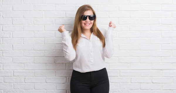 Joven Mujer Negocios Adulta Pie Sobre Pared Ladrillo Blanco Con — Foto de Stock