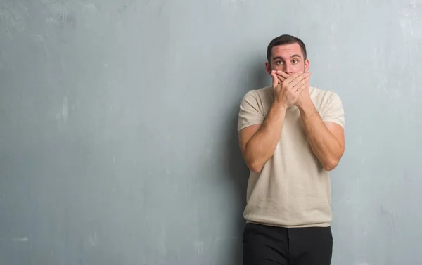 Giovane Uomo Caucasico Oltre Grigio Grunge Muro Scioccato Che Copre — Foto Stock