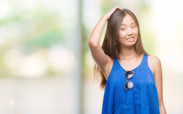 孤立した背景に若いアジア女性と混同問題について疑問に思います 頭の上の手で考えて疑問を持つ不透明 物思いにふけるコンセプト — ストック写真