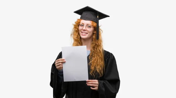 Mulher Ruiva Jovem Vestindo Graduado Uniforme Segurando Grau Com Rosto — Fotografia de Stock