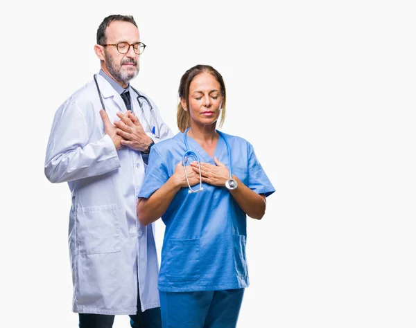 Médicos Hispanos Mediana Edad Parejas Con Uniforme Médico Sobre Fondo — Foto de Stock