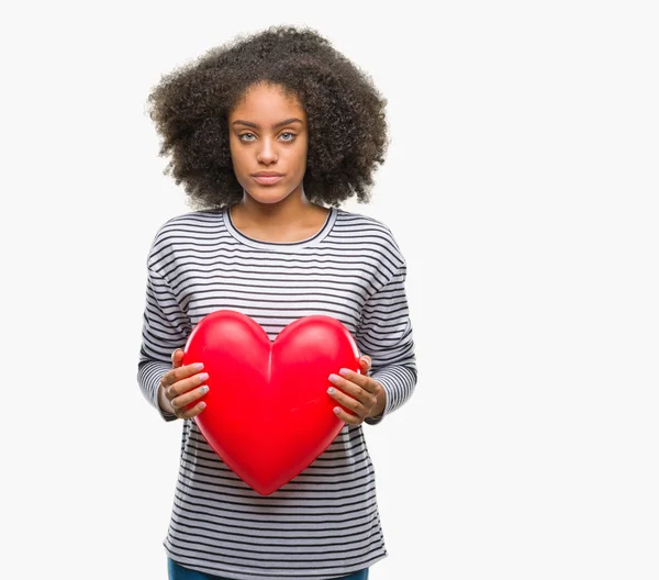 Jovem Afro Americana Segurando Coração Vermelho Amor Sobre Fundo Isolado — Fotografia de Stock