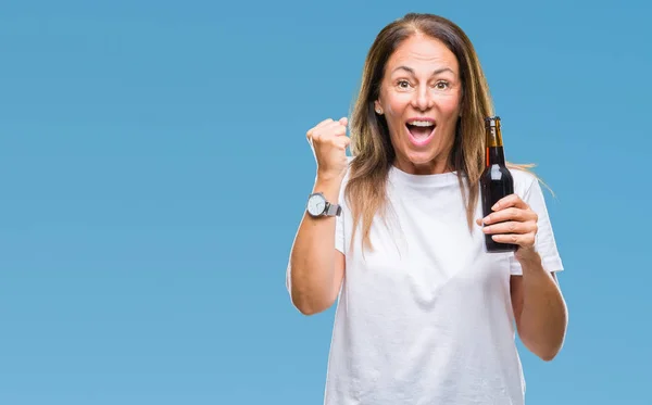 Donna Ispanica Mezza Età Che Beve Birra Sfondo Isolato Urlando — Foto Stock