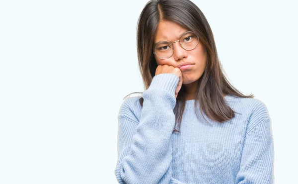 Jonge Aziatische Vrouw Winter Trui Dragen Geïsoleerde Achtergrond Denken Zoek — Stockfoto