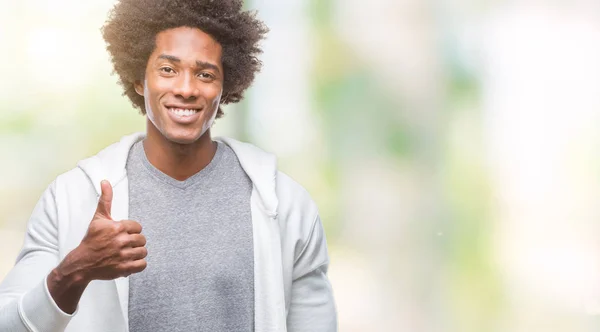 Afro Amerikansk Man Bär Tröja Över Isolerade Bakgrund Gör Glad — Stockfoto