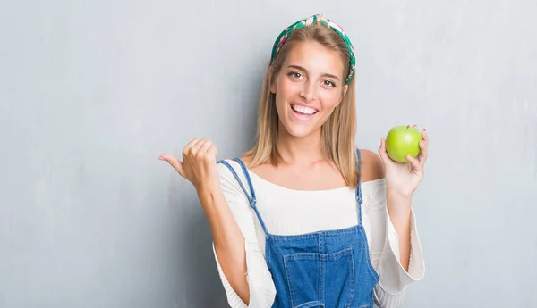 Schöne Junge Frau Über Grunge Grauer Wand Die Grünen Apfel — Stockfoto