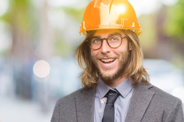 Junger Gutaussehender Architekt Mit Langen Haaren Schutzhelm Über Isoliertem Hintergrund — Stockfoto