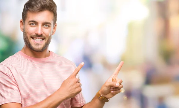 Jovem Homem Bonito Sobre Fundo Isolado Sorrindo Olhando Para Câmera — Fotografia de Stock