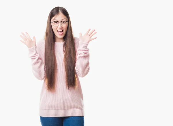 Joven Mujer China Sobre Fondo Aislado Con Gafas Celebrando Loco —  Fotos de Stock