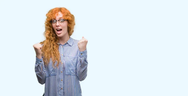 Junge Rothaarige Geschäftsfrau Feiert Überrascht Und Erstaunt Über Den Erfolg — Stockfoto