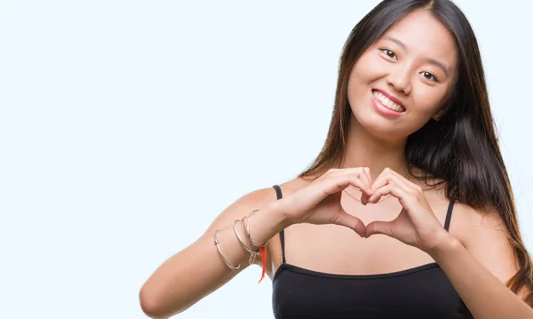在孤独的背景下 年轻的亚洲妇女微笑着在爱中显示心脏符号和形状与手 浪漫理念 — 图库照片