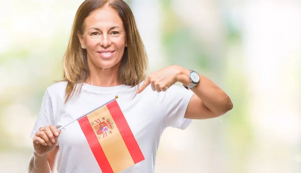 Испанская Женщина Средних Лет Держит Флаг Испании Изолированном Фоне Неожиданным — стоковое фото