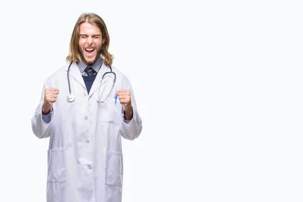 Młody Przystojny Lekarz Mężczyzna Długimi Włosami Białym Tle Podekscytowany Sukces — Zdjęcie stockowe