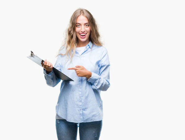 Mooie Jonge Blonde Zakenvrouw Klembord Houdt Geïsoleerde Achtergrond Erg Blij — Stockfoto