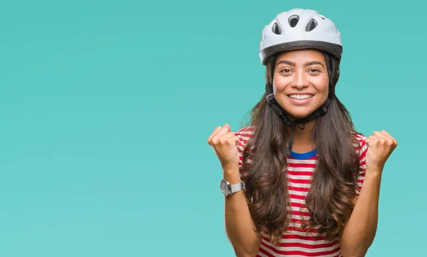 Jonge Arabische Wielrenner Vrouw Dragen Veiligheid Helm Geïsoleerde Achtergrond Vieren — Stockfoto