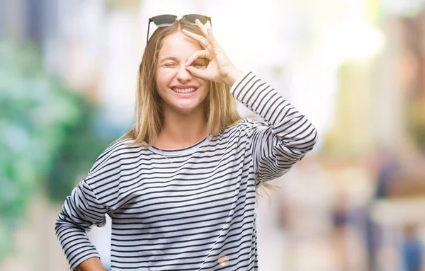 Junge Schöne Blonde Frau Mit Sonnenbrille Über Isoliertem Hintergrund Tut — Stockfoto