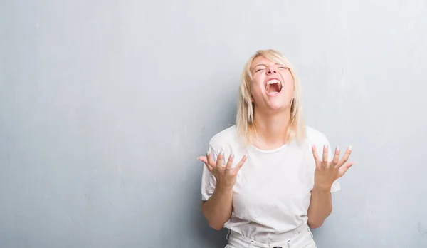 Mujer Caucásica Adulta Sobre Pared Gris Grunge Loca Loca Gritando — Foto de Stock