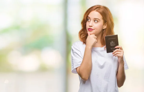 Młoda Kobieta Piękne Paszportem Stany Zjednoczone Białym Tle Poważne Twarz — Zdjęcie stockowe