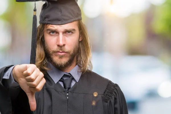 Joven Hombre Guapo Graduado Con Pelo Largo Sobre Fondo Aislado — Foto de Stock