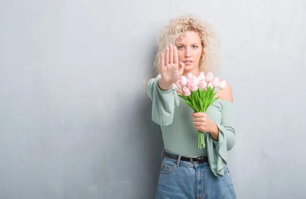 Jonge Blonde Vrouw Grijs Grunge Achtergrond Houden Van Bloemen Met — Stockfoto