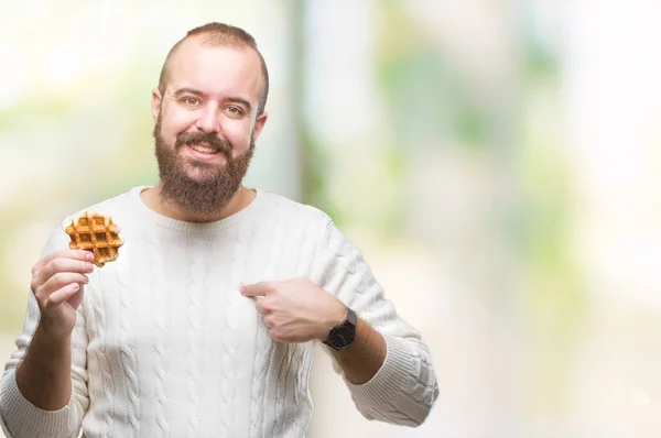 Jeune Homme Hipster Caucasien Mangeant Gaufre Douce Sur Fond Isolé — Photo