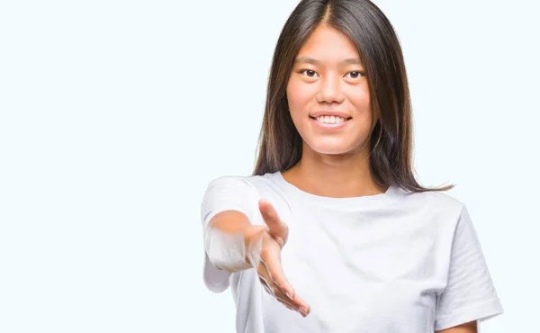 Mladá Asijská Žena Izolované Pozadí Úsměvem Přátelskou Nabídku Handshake Jako — Stock fotografie