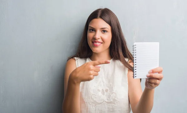 Giovane Donna Bruna Sopra Parete Grigia Grunge Mostrando Notebook Molto — Foto Stock