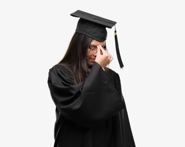 Jonge Spaanse Vrouw Die Afstudeerde Glb Uniforme Moe Wrijven Neus — Stockfoto