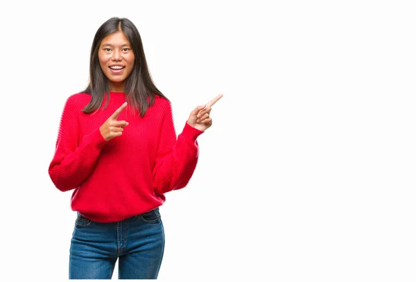 Junge Asiatin Trägt Winterpullover Über Isoliertem Hintergrund Lächelt Und Blickt — Stockfoto