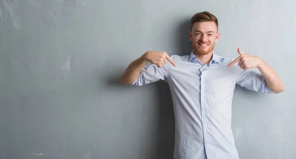 Junger Rothaariger Geschäftsmann Über Der Grauen Grunge Wand Sieht Selbstbewusst — Stockfoto