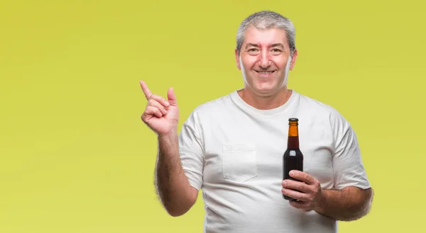 Schöner Älterer Mann Trinkt Bierflasche Über Isoliertem Hintergrund Sehr Glücklich — Stockfoto