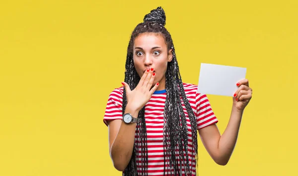 Afro Amerikaanse Meisje Met Lege Kaart Geïsoleerde Achtergrond Dekking Mond — Stockfoto