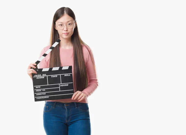 Giovane Donna Cinese Sfondo Isolato Tenendo Applauso Con Espressione Fiduciosa — Foto Stock