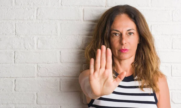 Mujer Hispana Mediana Edad Sobre Pared Ladrillo Blanco Con Mano —  Fotos de Stock