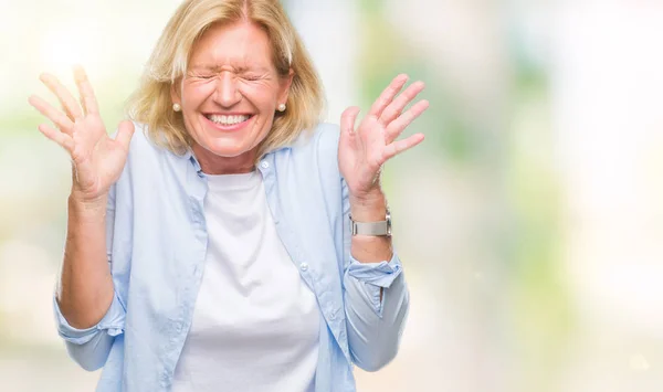 Blonde Frau Mittleren Alters Mit Isoliertem Hintergrund Die Verrückt Und — Stockfoto