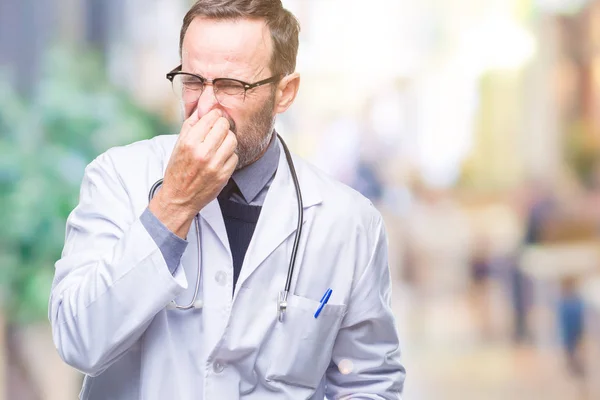 Médecin Sénior Moyen Âge Homme Portant Uniforme Médical Fond Isolé — Photo