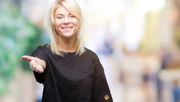 Giovane Bella Donna Bionda Sfondo Isolato Sorridente Amichevole Offrendo Stretta — Foto Stock