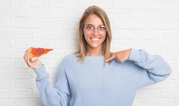 Mulher Bonita Sobre Parede Tijolo Branco Comendo Fatia Pizza Com — Fotografia de Stock